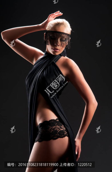 美麗的金發(fā)女郎穿著優(yōu)雅的衣服