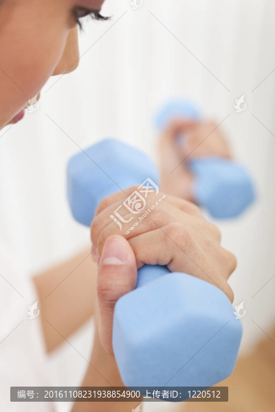 美麗的亞洲年輕中國(guó)女子舉重在健身房