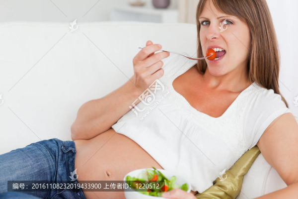 接近一個(gè)快樂(lè)的孕婦吃沙拉