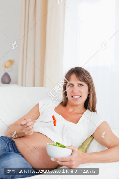 孕婦吃沙拉的肖像