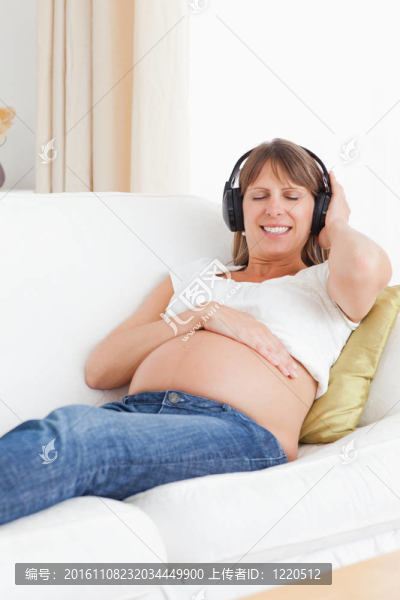 孕婦聽音樂的畫像