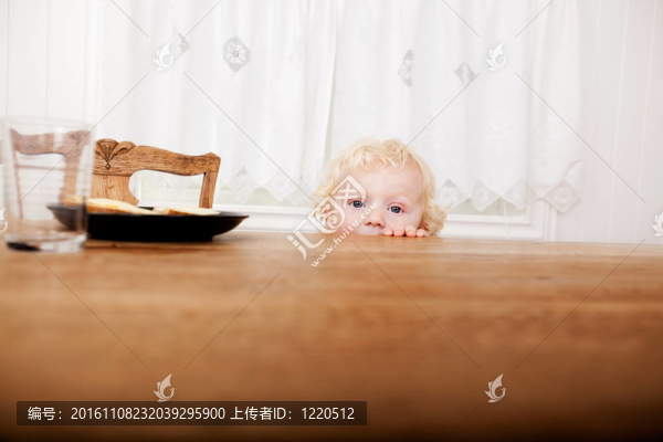 小孩偷看過表