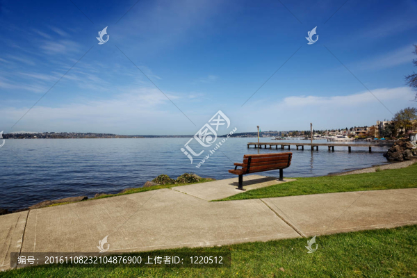 俯瞰華盛頓湖的公園長(zhǎng)椅
