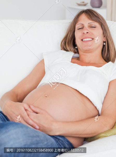 迷人的孕婦冒充撒謊