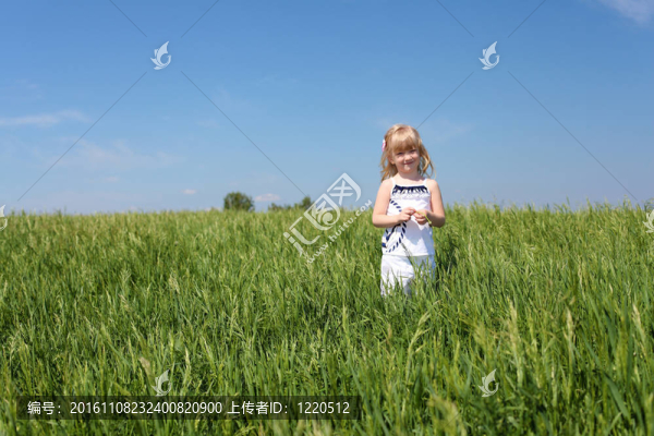 小女孩在戶外