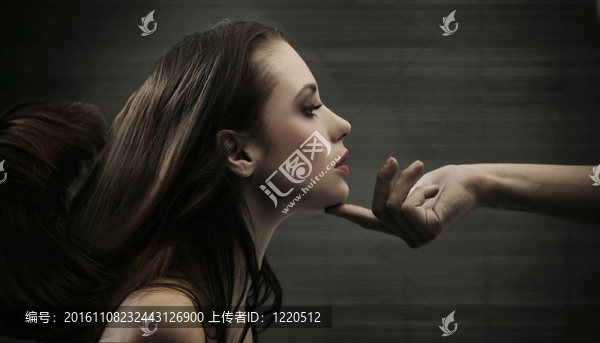 一個(gè)手握女人頭的概念形象