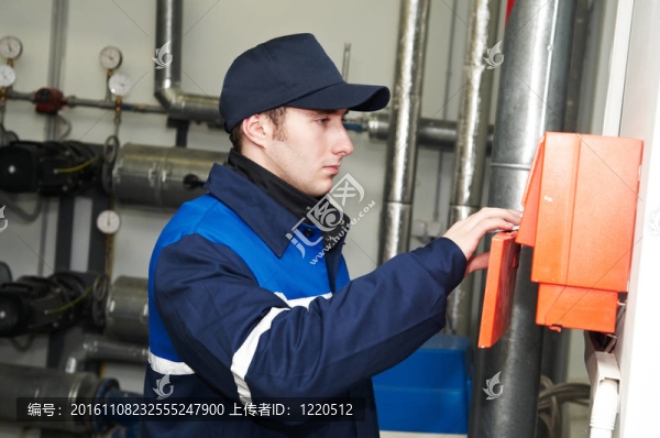 在鍋爐房供暖工程師修理工
