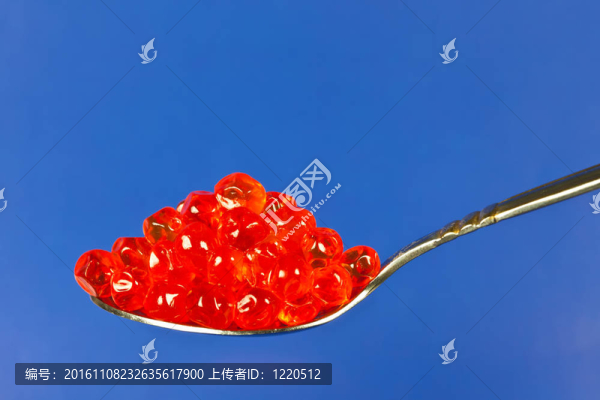 在勺子里的紅鮭魚(yú)