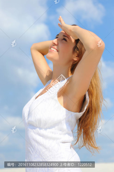 海灘上的美麗的女人