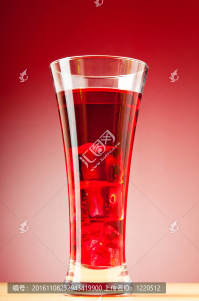 帶冰的杯子里的彩色雞尾酒