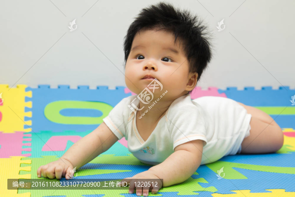小嬰兒在地板上爬行