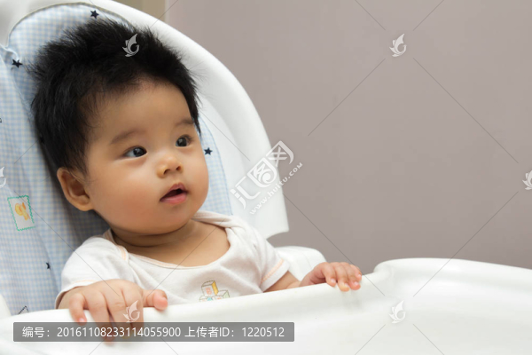 小嬰兒坐在高椅上