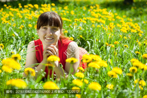 草中微笑的女人
