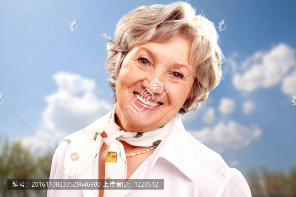 灰色頭發(fā)的女人