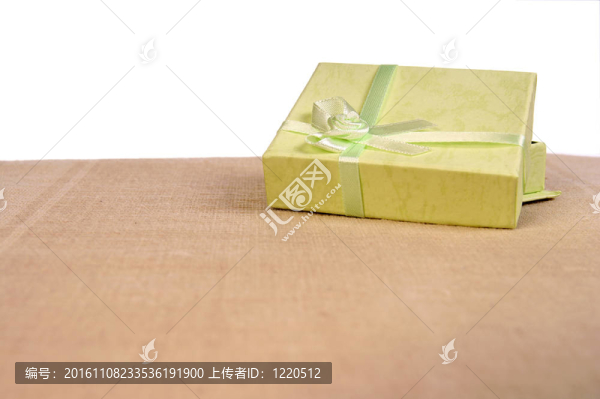 帶色帶的綠色迷你禮品盒