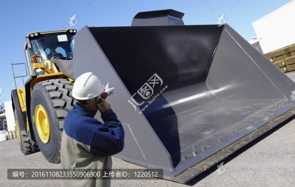 推土機(jī)和建筑工人