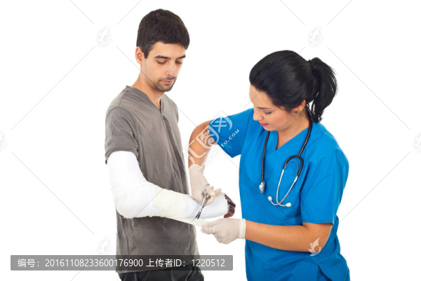 醫(yī)生女人包扎受傷的手男人