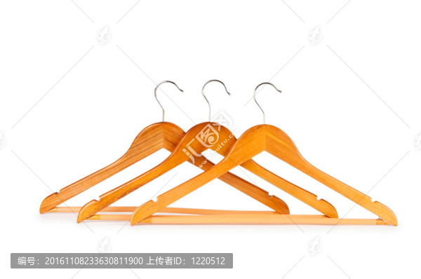 白色背景上孤立的衣架