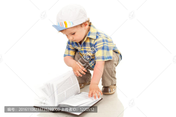 小男孩讀一本書