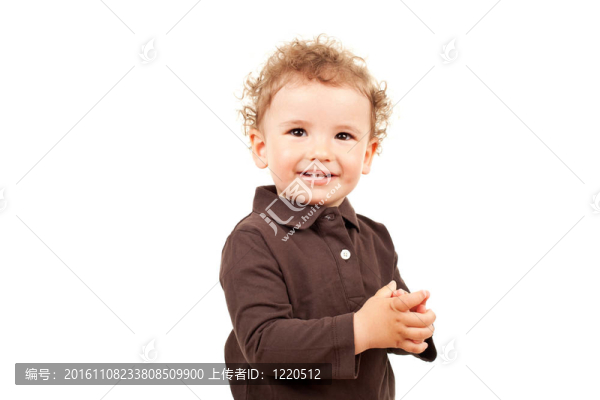 可愛的小男孩微笑