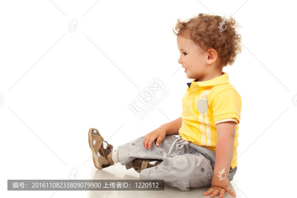 小男孩看著一邊