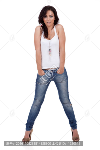 休閑服裝中的年輕女性