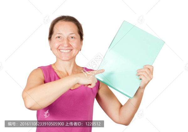 成熟的女人指著文件