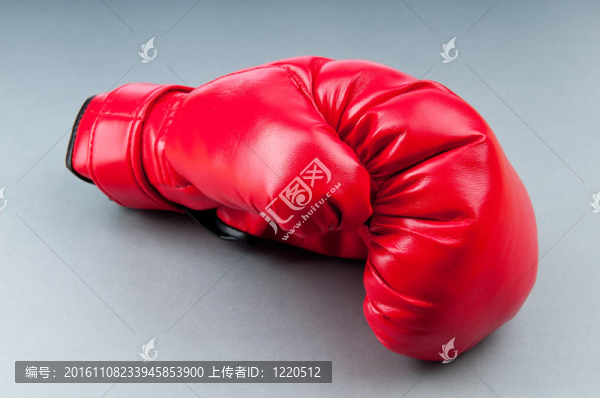背景上的紅色拳擊手套