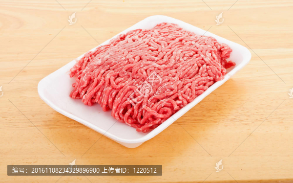 聚苯乙烯托盤中的新鮮牛肉