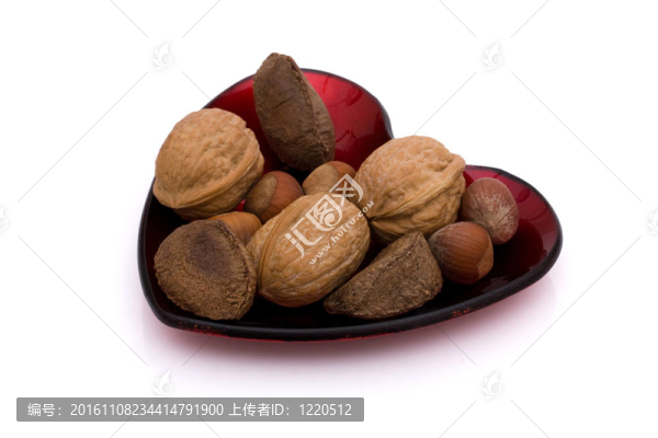 健康混合堅(jiān)果的心形盤子