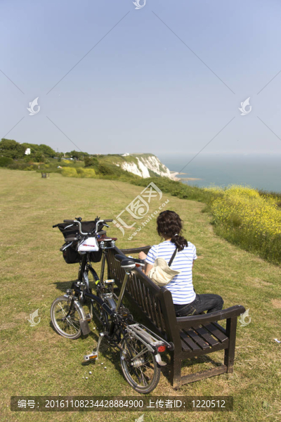 婦女在假期騎自行車