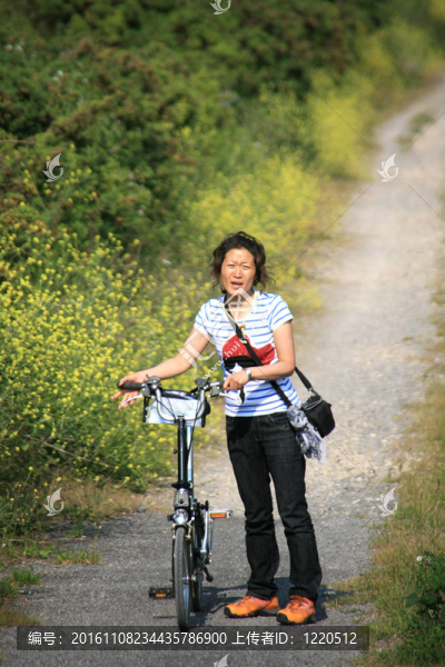 婦女在假期騎自行車
