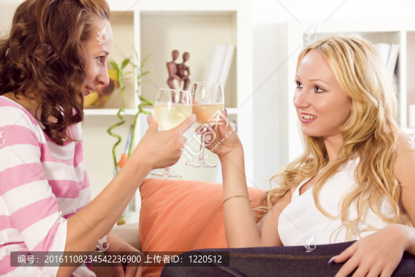 兩個(gè)在家慶祝的婦女