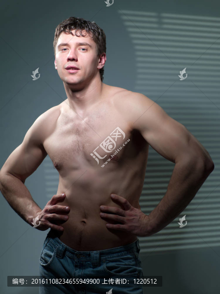 穿著牛仔褲的年輕人