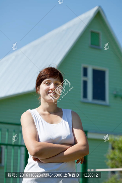 幸福的女人在家的前面