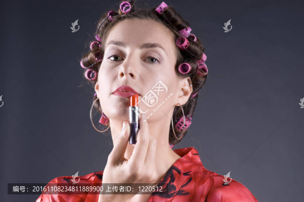 年輕漂亮的女人的頭發(fā)bigoudi