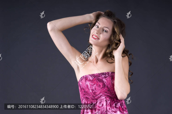 美麗的年輕女子，波浪長(zhǎng)發(fā)