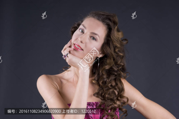 美麗的年輕女子，波浪長(zhǎng)發(fā)