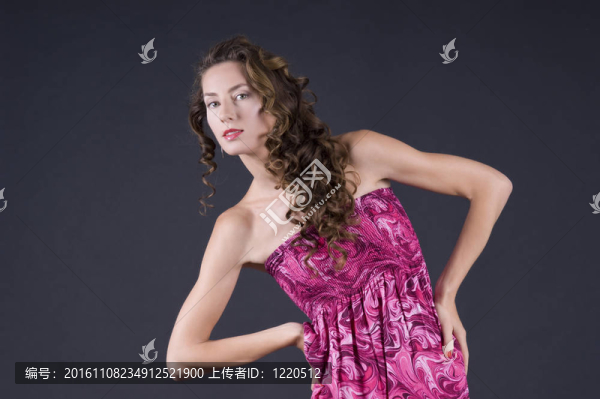 美麗的年輕女子，波浪長發(fā)