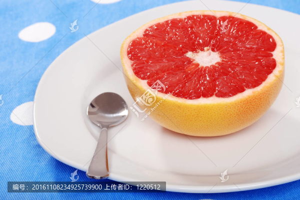 準備吃紅色的柚子