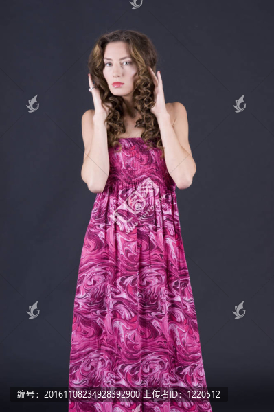 美麗的年輕女子，波浪長(zhǎng)發(fā)