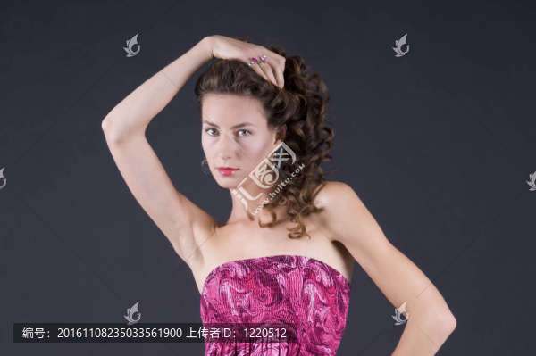 美麗的年輕女子，波浪長發(fā)
