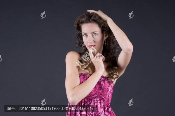 美麗的年輕女子，波浪長發(fā)