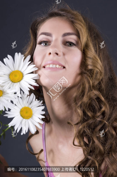 美麗的年輕女子的甘菊