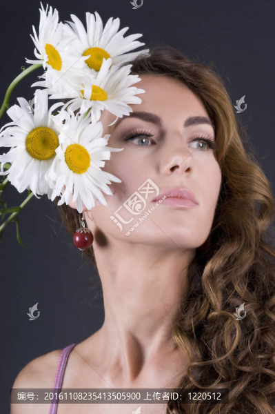 美麗的年輕女子的甘菊