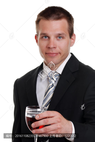 男子拿著一杯紅葡萄酒