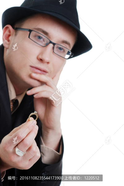 帶訂婚戒指的年輕人
