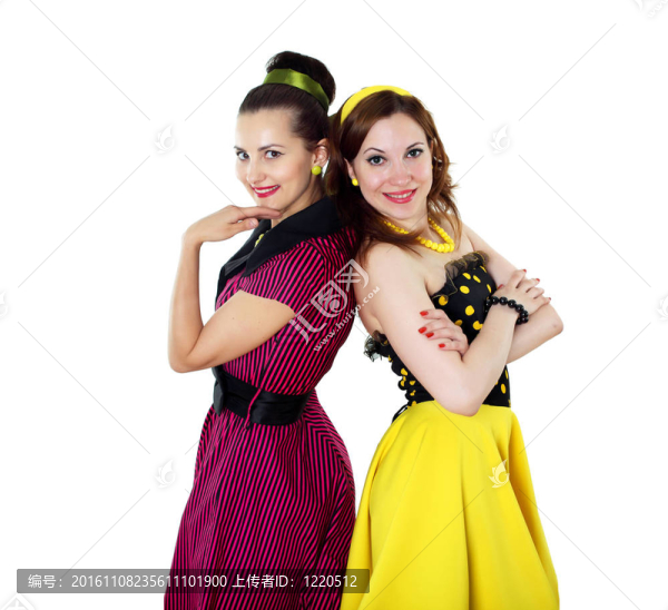 兩個(gè)穿著鮮艷顏色連衣裙的年輕女子