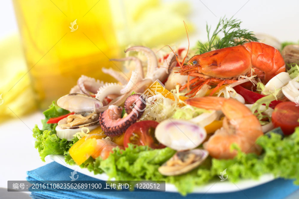 蝦仁海鮮沙拉；蛤；章魚的觸手；魷魚、蝦和各種蔬菜和背面的白葡萄酒（選擇性聚焦；在頂部的沙拉蝦重點(diǎn)）