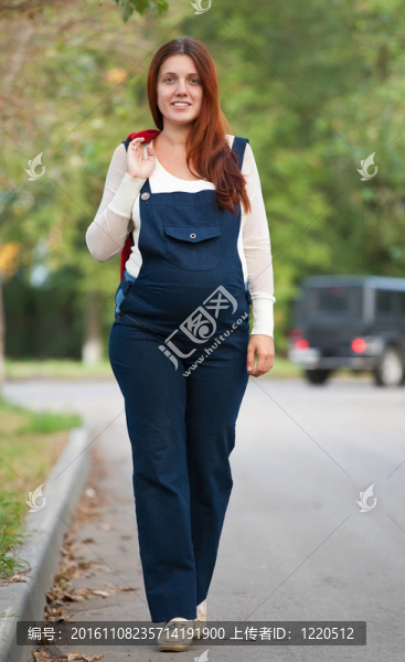 孕婦走在街上